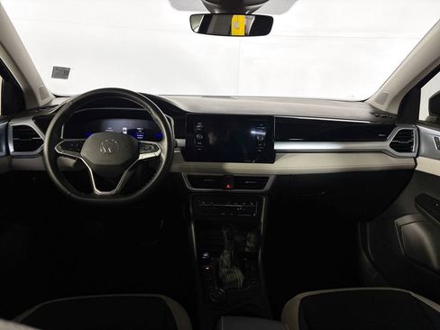 Certified 2025 Volkswagen Taos SE image 12