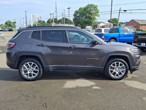 Used 2024 Jeep Compass Latitude AWD/4WD image 8