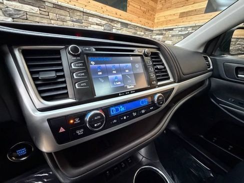 Used 2017 Toyota Highlander XLE AWD/4WD image 20