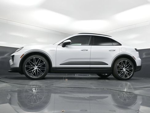 New 2026 Porsche Macan 4 Electric AWD/4WD image 22