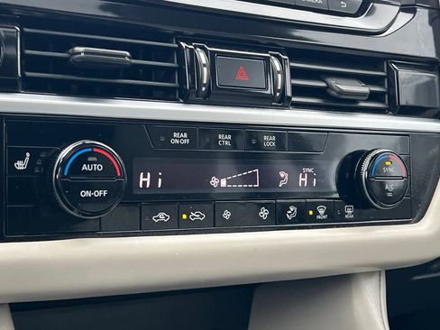 Used 2022 Nissan Pathfinder SV w/ SV Premium Package image 25