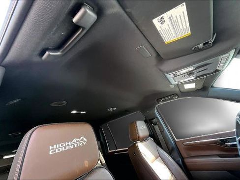 Used 2025 Chevrolet Suburban High Country image 28