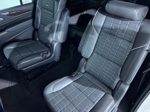 Certified 2024 Cadillac Escalade ESV Premium Luxury Platinum AWD/4WD image 23