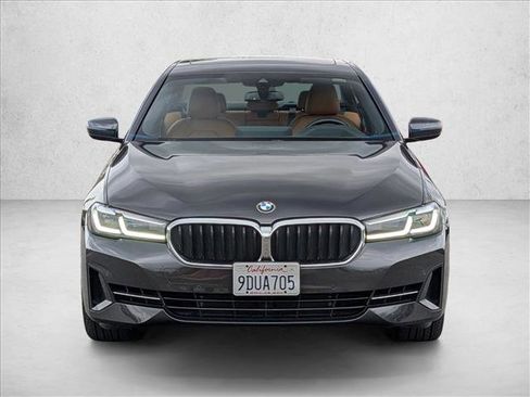 Used 2023 BMW 540i w/ Premium Package image 2