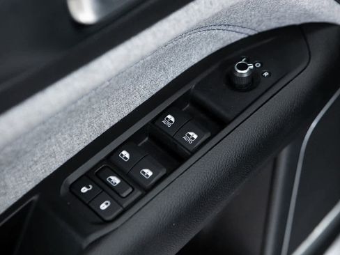 Used 2023 Jeep Compass Latitude image 17