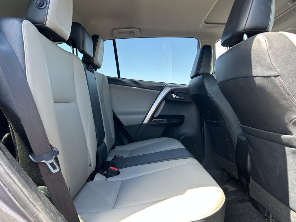 Used 2018 Toyota RAV4 Limited FWD image 31
