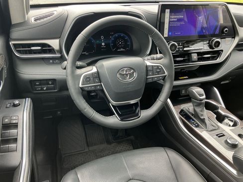 Used 2024 Toyota Highlander Limited AWD/4WD image 15