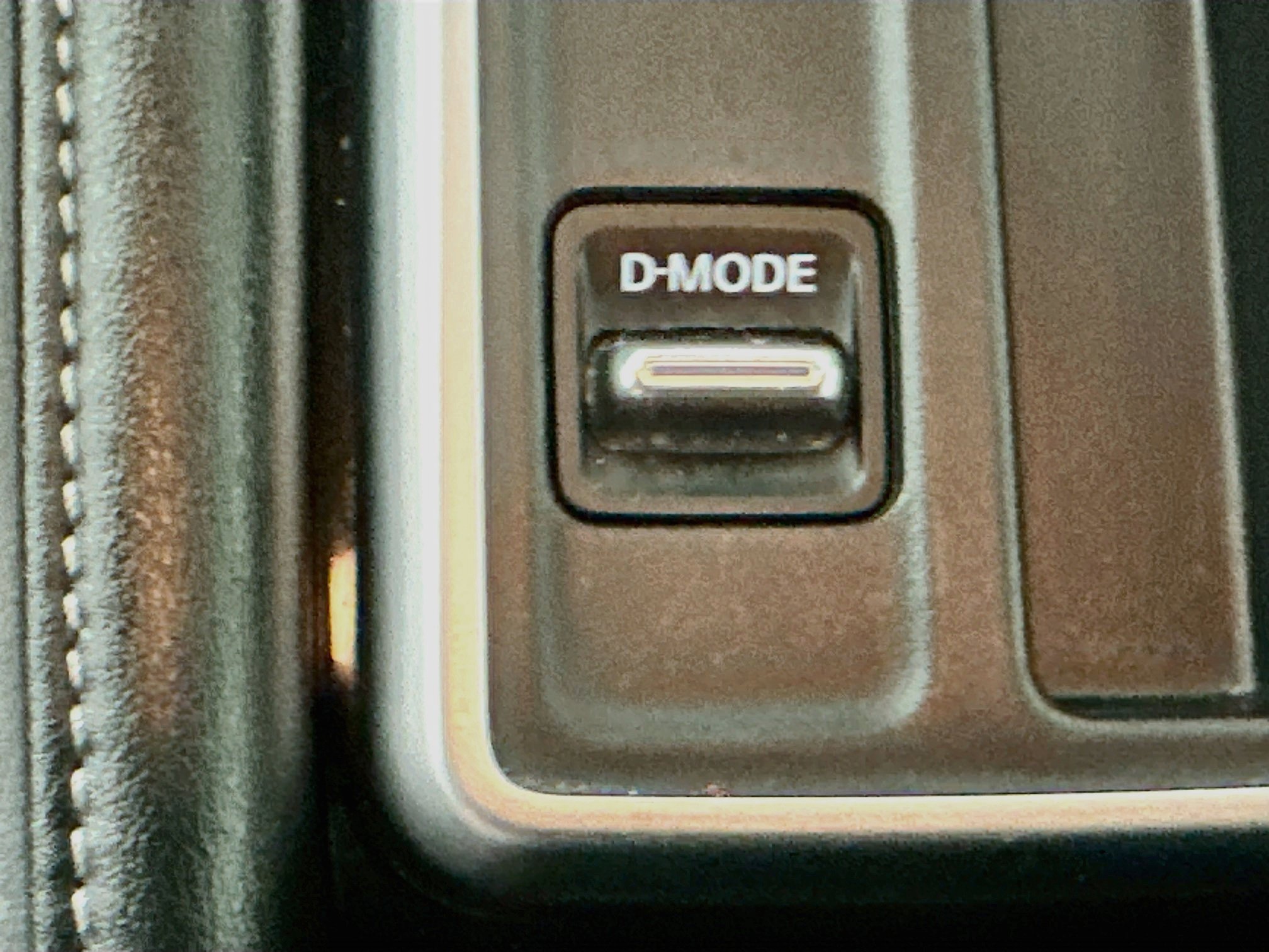 Used 2025 Nissan Pathfinder SV FWD image 25