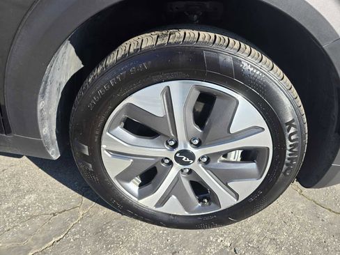 Used 2022 Kia Niro EX image 9