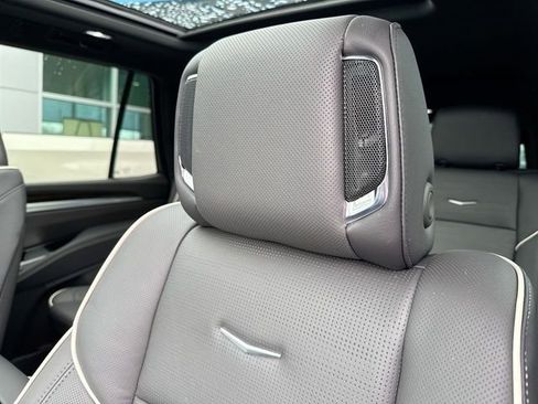 Used 2025 Cadillac Escalade Premium Luxury AWD/4WD image 17