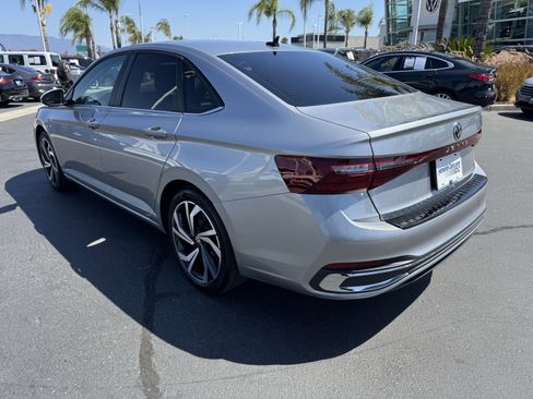 Used 2025 Volkswagen Jetta SEL FWD image 7
