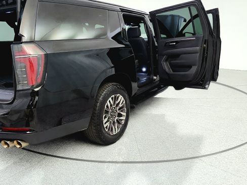 Used 2025 Chevrolet Suburban Z71 AWD/4WD image 14