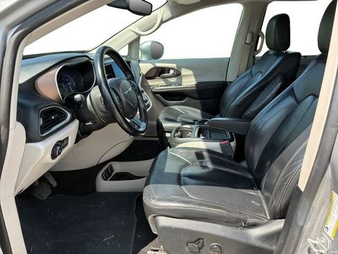 Used 2017 Chrysler Pacifica Touring-L FWD image 11