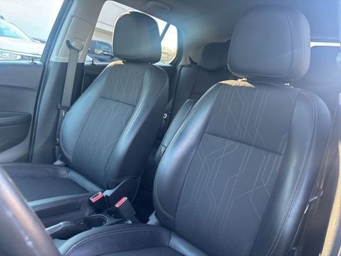 Used 2022 Chevrolet Trax LT w/ LT Convenience Package image 4