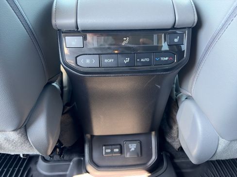 Used 2023 Toyota Highlander Platinum AWD/4WD image 14