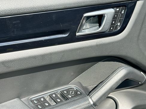 Used 2022 Porsche Cayenne AWD/4WD image 17
