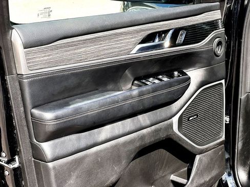 Used 2024 Jeep Wagoneer L Series II w/ Flexible Seating Group image 9