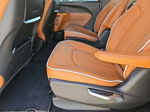 New 2026 Chrysler Pacifica Pinnacle image 19