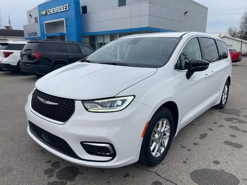 Used 2024 Chrysler Pacifica Touring-L image 2