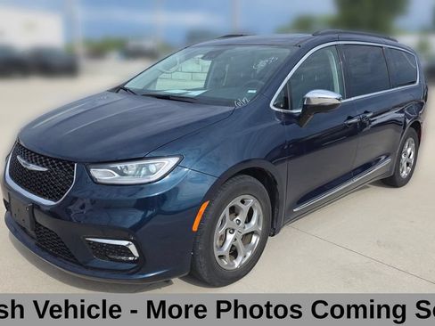 Used 2023 Chrysler Pacifica Limited FWD image 1
