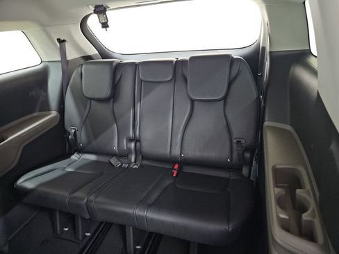 Used 2025 Kia Carnival FWD image 4