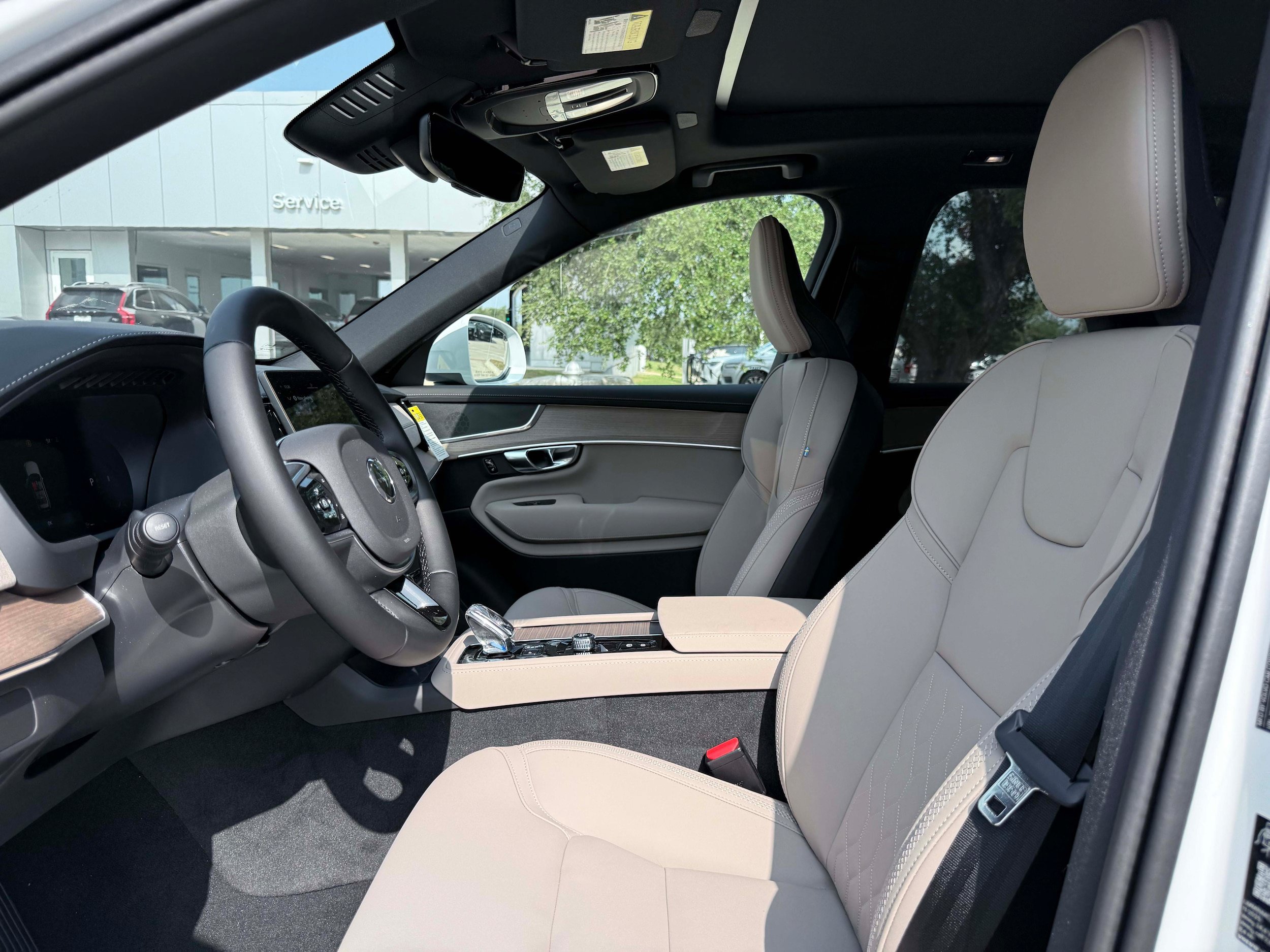 New 2026 Volvo XC90 B6 Plus w/ Protection Package Premier AWD/4WD image 13