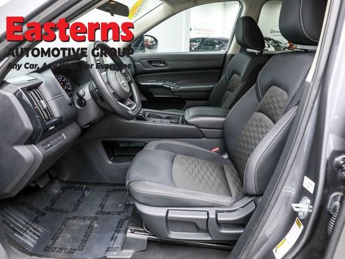 Used 2024 Nissan Pathfinder S image 14