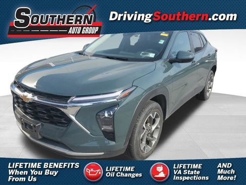 Used 2025 Chevrolet Trax LT FWD image 1