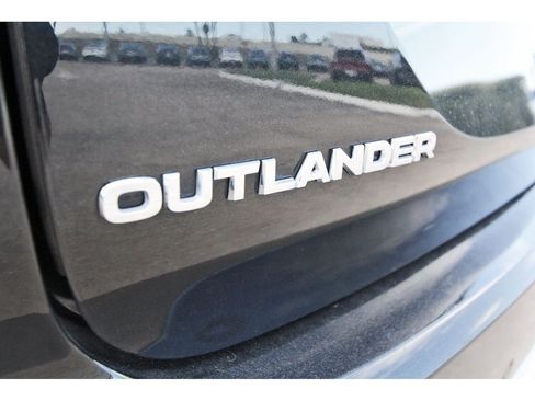 Used 2025 Mitsubishi Outlander AWD image 27