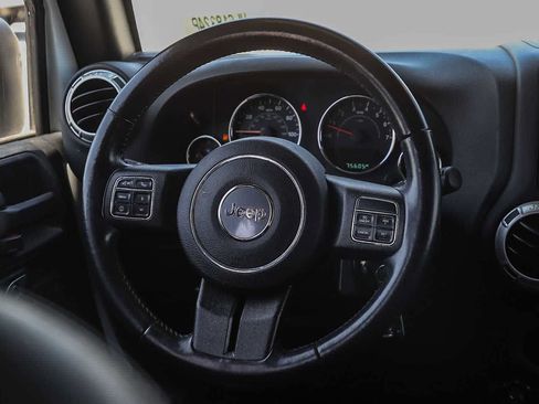 Used 2017 Jeep Wrangler Unlimited Sahara w/ Connectivity Group AWD/4WD image 17