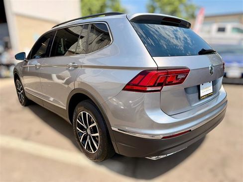 Used 2021 Volkswagen Tiguan SE w/ Panoramic Sunroof Package FWD image 4