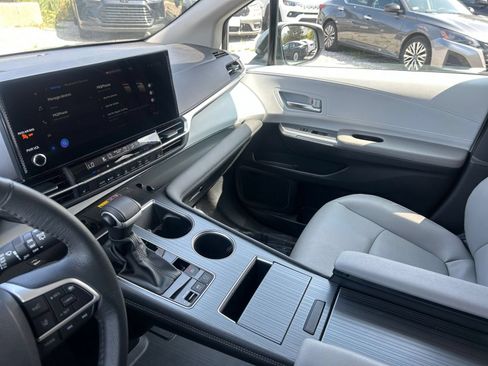 Used 2025 Toyota Sienna XLE FWD image 45