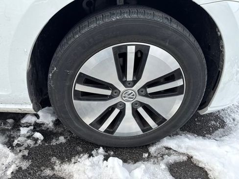 Used 2016 Volkswagen e-Golf SE w/ DC Fast Charging Package image 9