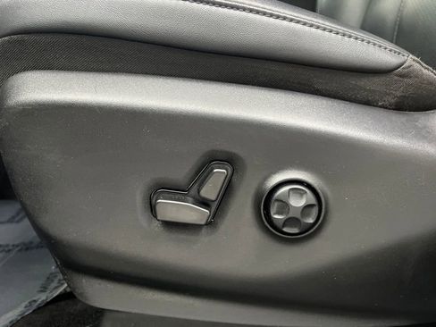 Used 2025 Chrysler Pacifica Select FWD image 10