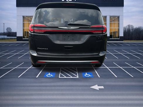 Used 2022 Chrysler Pacifica Touring-L FWD image 6