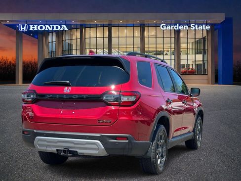 Used 2023 Honda Pilot TrailSport image 3