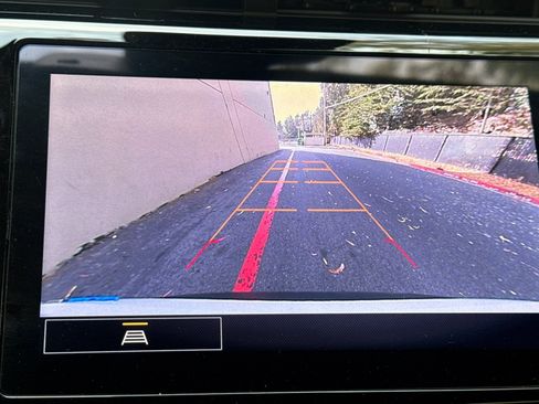 Used 2022 Chevrolet Bolt EUV LT w/ Convenience Package FWD image 21