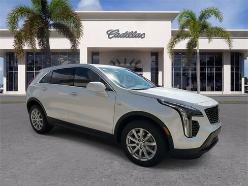 Certified 2023 Cadillac XT4 Luxury w/ Cold Weather Package image 2
