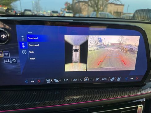 Used 2025 Chevrolet Traverse High Country image 3