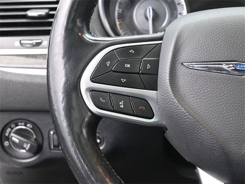 Used 2017 Chrysler 300 C image 30