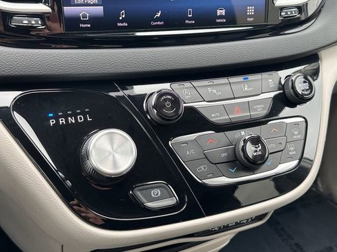 Used 2024 Chrysler Pacifica Touring-L FWD image 23
