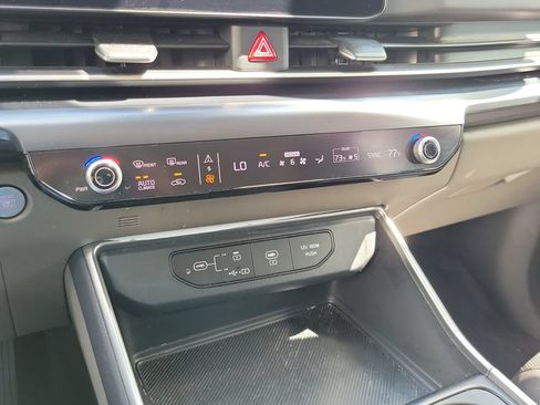 Certified 2025 Kia Carnival FWD image 24