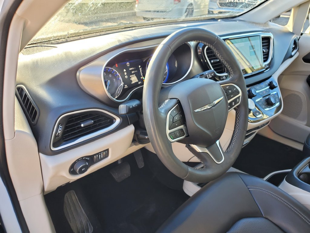 Used 2023 Chrysler Pacifica Touring-L FWD image 23
