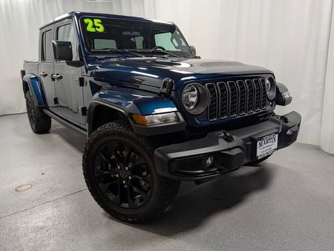 Used 2025 Jeep Gladiator Sport AWD/4WD image 2