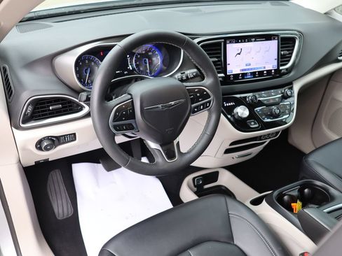 Used 2024 Chrysler Pacifica Touring-L FWD image 26