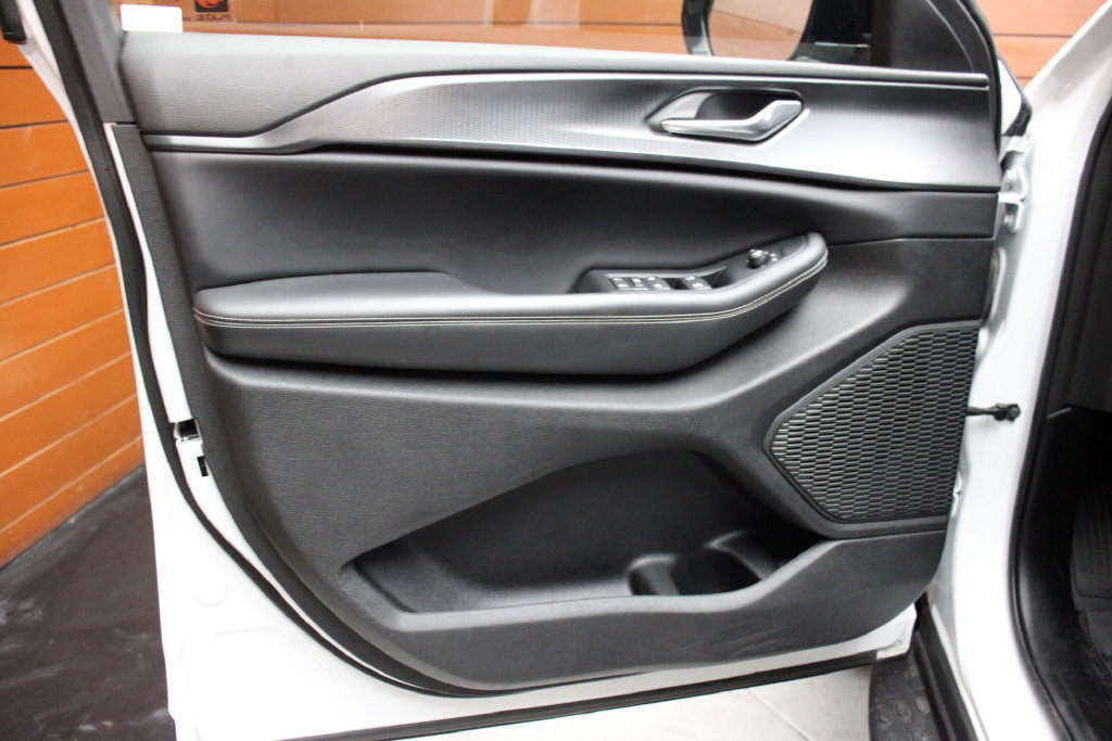 Used 2023 Jeep Grand Cherokee L Laredo RWD image 18