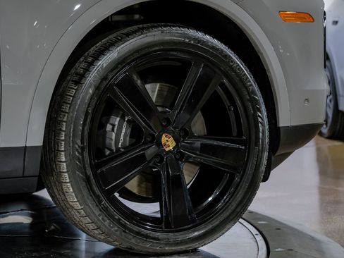 Used 2024 Porsche Cayenne Coupe AWD/4WD image 58