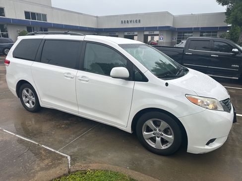 Used 2014 Toyota Sienna LE FWD image 5