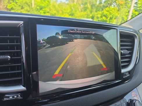 Used 2024 Chrysler Pacifica Touring-L FWD image 19