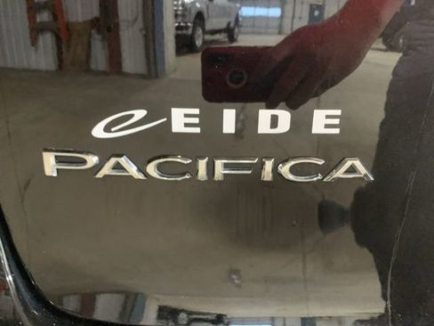 Used 2024 Chrysler Pacifica Touring-L image 31